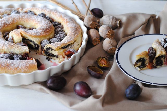 Švestkový koláč s mákem ukrytým uvnitř. | foto: Ilona Sovová,  Holka v zástěře