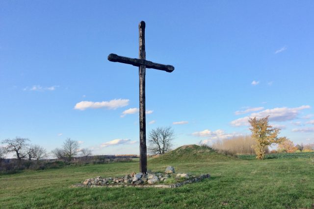 Několikametrový kříž u Choltic stojí na místě někdejší šibenice | foto: Šárka Rusnáková,  Český rozhlas