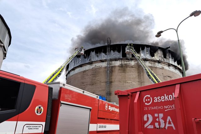 Požár elektroodpadu v areálu SemtínZone v Rybitví dostali hasiči pod kontrolu až po víc než 20 hodinách | foto: HZS Pardubického kraje