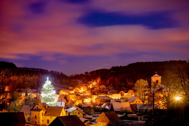 Pohled na obec Mladkov a rozsvícený vánoční strom | foto: Bohuslav Matouš,  Obec Mladkov