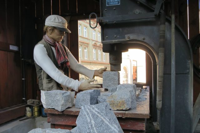 Ukázka práce na historické štípačce kamene ve venkovní expozici skutečského muzea | foto: Tereza Brázdová,  Český rozhlas