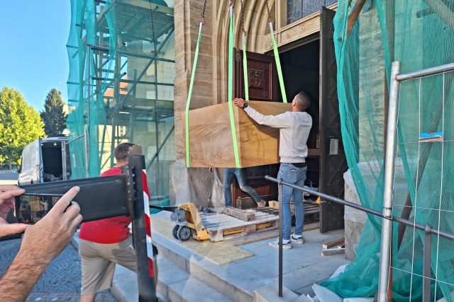 Stěhování nového oltáře do pardubického kostela sv. Bartoloměje | foto: Pardubický kraj