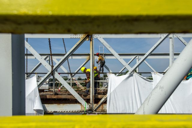 Dělníci pracují na kovovém mostě  (ilustrační foto) | foto: David Taneček,  ČTK