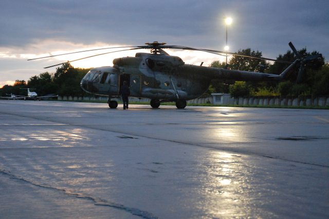 Vrtulník Mi-17 se připravuje k večernímu letu z pardubického letiště | foto: Honza Ptáček,  Český rozhlas
