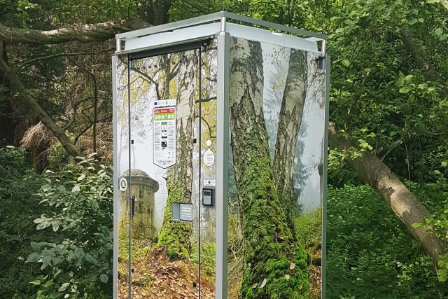 Přírodní potisk by měl zaručit,  že chytrá toaleta ve Vodárenském lese více splyne s prostředím | foto: Jiří Johanides