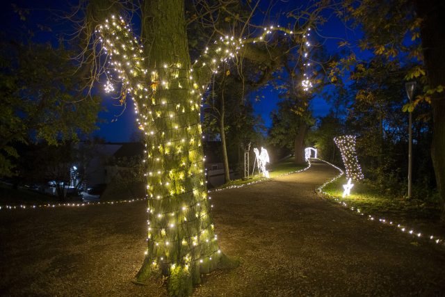 Výstava vánočního osvětlení Světla vyprávějí na pardubickém zámku | foto: Josef Vostárek,  ČTK