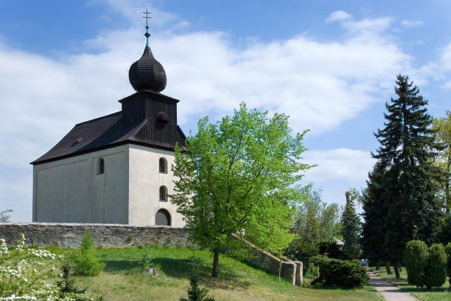 Románský kostel sv. Máří Magdaleny v Řečanech nad Labem | foto: Profimedia