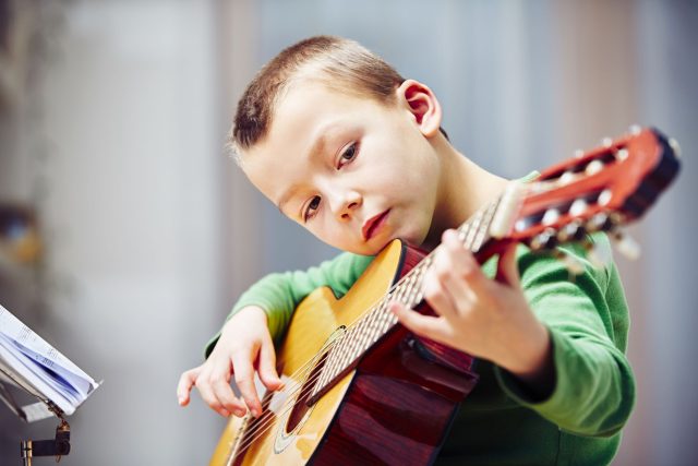 Malý kytarista  (ilustrační foto) | foto: Shutterstock