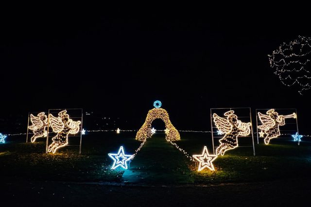 Instalace vánočního osvětlení na valech pardubického zámku | foto: Jakub Malý,  Český rozhlas