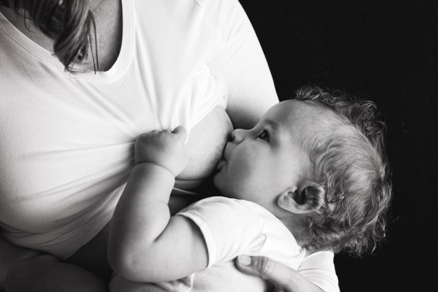 kojení - kojící matka | foto:  Pexels,  CC0 Public Domain