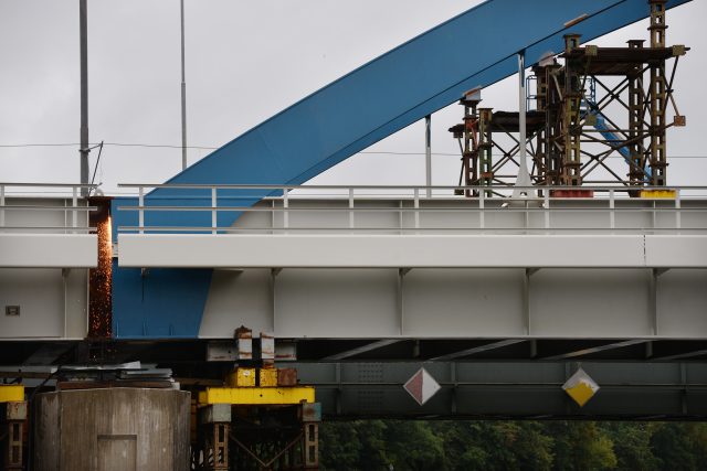 Dělníci dokončují práce na nosné ocelové konstrukci mostu | foto: Honza Ptáček,  Český rozhlas