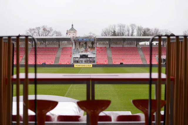 Pohled z hlavní tribuny na trávník pardubického fotbalového stadionu | foto: Honza Ptáček,  Český rozhlas