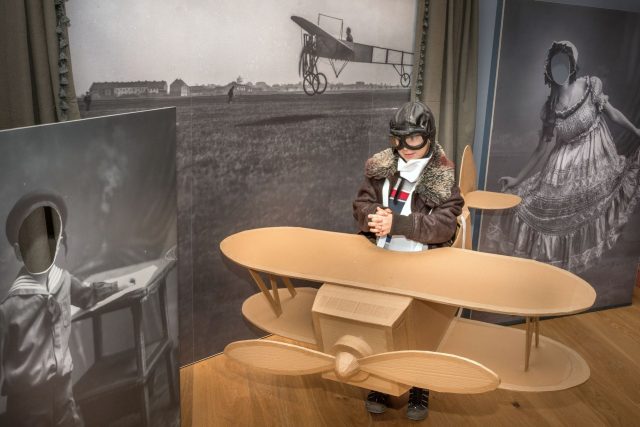 Na výstavě Zahraj si Pardubice se děti mohou stát pilotem | foto: Východočeské muzeum v Pardubicích