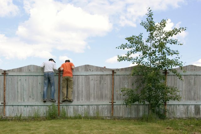Chcete vycházet se sousedy? Respektujte jejich právo na soukromí | foto: Profimedia