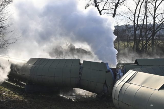 Havárie horkovodu nedaleko Opatovic nad Labem | foto: Josef Vostárek,  ČTK