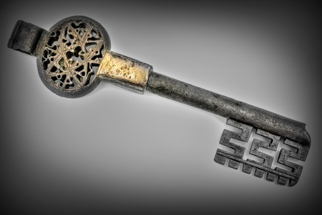 Starobylý klíč je jedním z mála pozůstatků opatovického kláštera | foto: Luděk Vojtěchovský