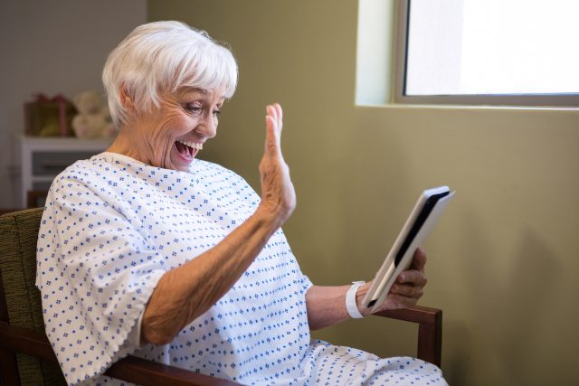 Starší žena v nemocnici používá tablet k videohovoru  (ilustrační foto) | foto: Profimedia