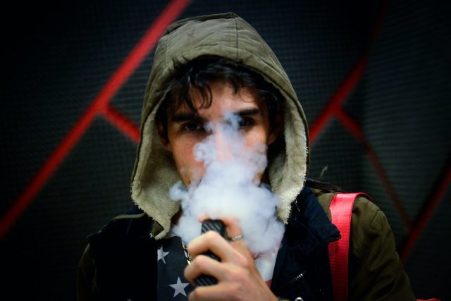 U cigaret s tekutým e-liqidem je velkou nevýhodou to,  že člověk přestává mít kontrolu nad množstvím nikotinu | foto: Unsplash,  Licence Unsplash