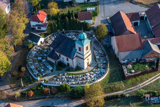 Kostel a hřbitov ve Svatém Jiří | foto: CBS Nakladatelství s.r.o.