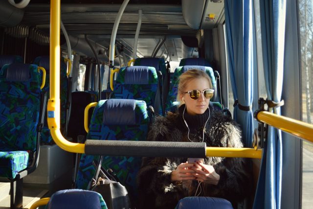 Žena v autobusu MHD  (ilustrační foto) | foto: Fotobanka Pixabay