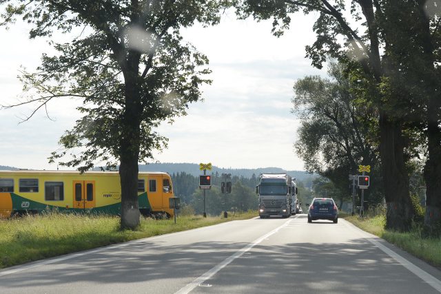 Železniční přejezd u obce Krouna byl ještě nedávno bez závor | foto: Honza Ptáček,  Český rozhlas