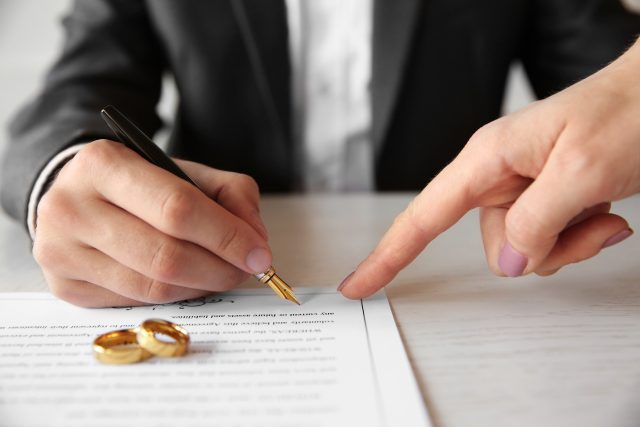 Muž podepisuje předmanželskou smlouvu | foto: Profimedia