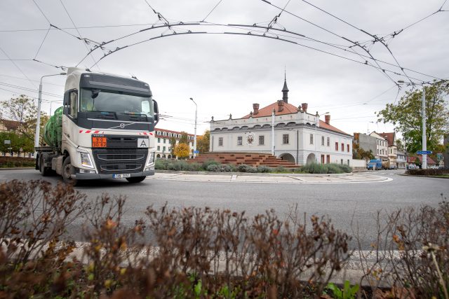 Kamion projíždí po kruhovém objezdu v Lázních Bohdaneč | foto: Honza Ptáček,  Český rozhlas