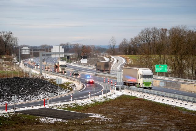Policejní vůz na nově otevřeném úseku dálnice D35 mezi Časy a Ostrovem | foto: Josef Vostárek,  ČTK