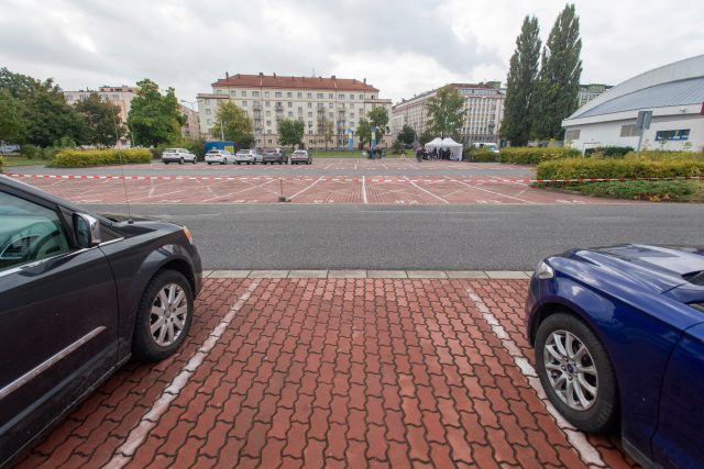 V Pardubicích začala stavba parkovacího domu u multifunkční arény | foto: Josef Vostárek,  ČTK