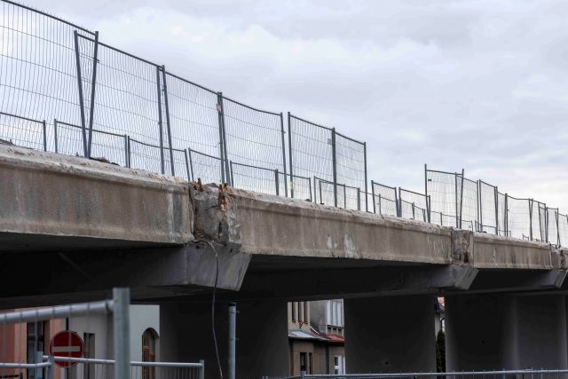 Stavební firma zjistila,  že v konstrukci nadjezdu je azbest a že ložiska mostu jsou neopravitelná | foto: Radek Kalhous,  MAFRA / Profimedia