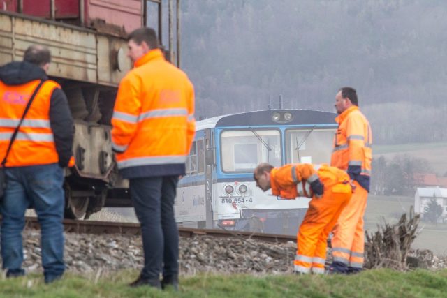 Nehodu vlaků v Ronově nad Doubravou policie šetří jako obecné ohrožení z nedbalosti | foto: Radek Kalhous,  MAFRA / Profimedia