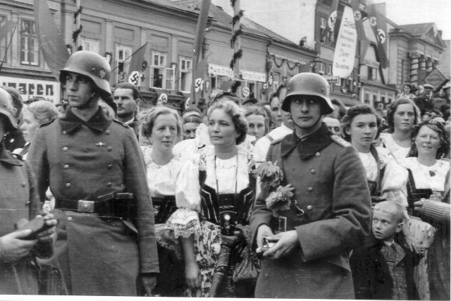 Kroje Hřebečska se staly symbolem jednoty a společné kulturní tradice  (1938) | foto: Městské muzeum a galerie ve Svitavách
