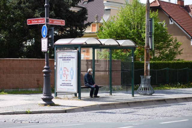 Muž čeká na zastávce v Pardubicích na autobus | foto: Honza Ptáček,  Český rozhlas,  Český rozhlas