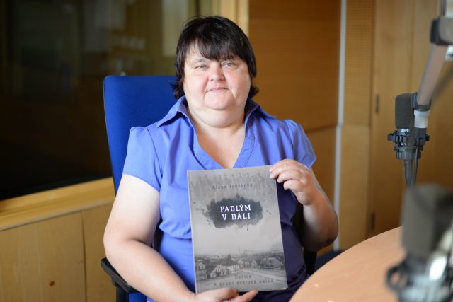 Autorka Alena Janáková se svou knihou | foto: Ilona Sovová