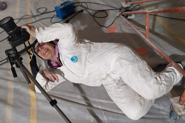 Restaurátorka Jana Waisserová při dokumentování výzdoby zámku v Červené Lhotě | foto: archiv Jany Waisserové