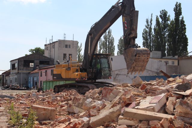 Práce na demolici pardubického lihovaru začaly | foto: Redstone Real Estate