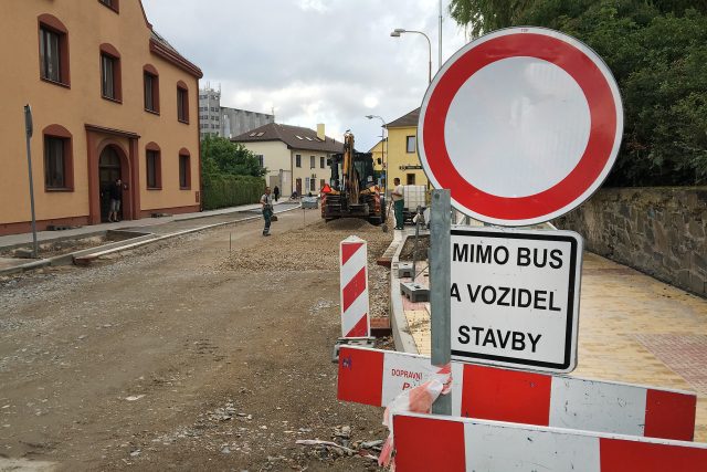Příjezd Nádražní ulicí k přeloučskému vlakovému nádraží je zavřený | foto: Ondřej Wolf,  Český rozhlas