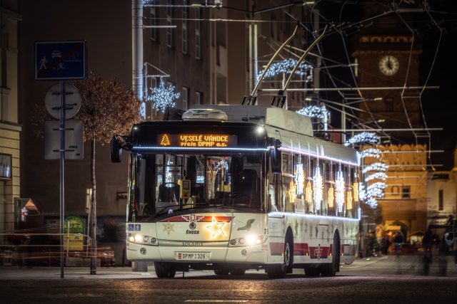 Vánoční trolejbus v ulicích Pardubic | foto: Dopravní podnik města Pardubic