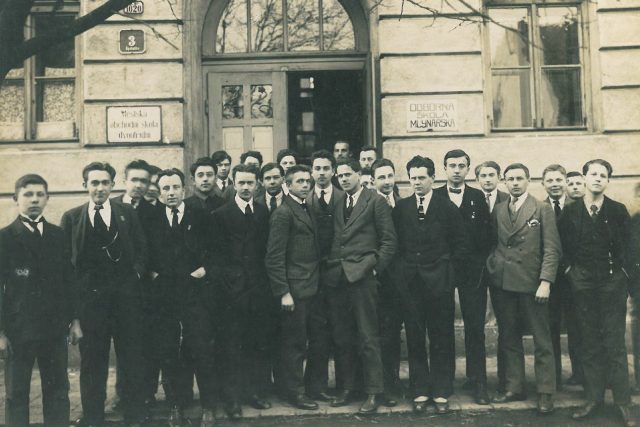 První žáci potravinářské školy  (1921) | foto: archiv Střední průmyslové školy potravinářství a služeb Pardubice