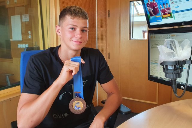 Daniel Gracík s bronzovou medailí z juniorského Mistrovství Evropy | foto: Ilona Sovová,  Český rozhlas