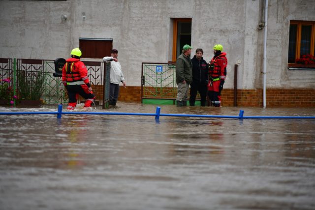 Dobrovolní hasiči v Hrochově Týnci pomáhají místním | foto: Honza Ptáček,  Český rozhlas