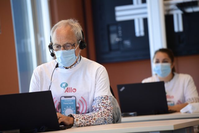 Telefonní operátor obvolává kontakty lidí nakažených nemocí covid-19  (ilustrační foto) | foto: Profimedia