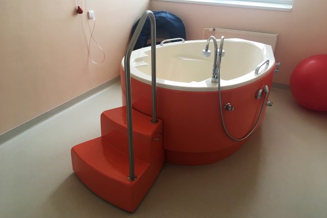 Nadstandardní porodní sál má i relaxační vanu | foto: Josef Ženatý