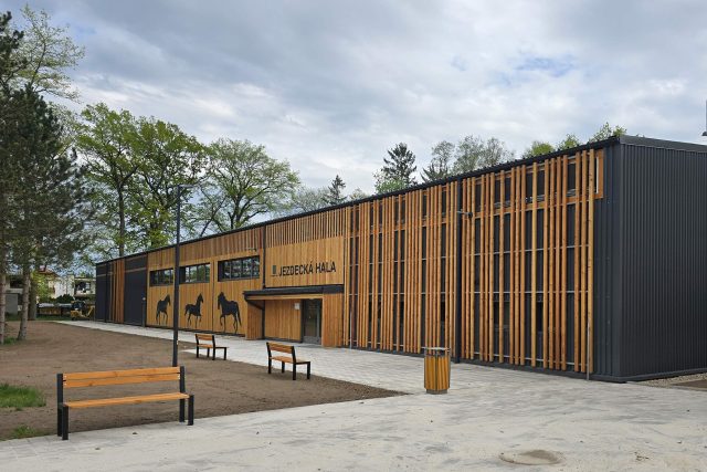 Nová jízdárna Střední školy chovu koní a jezdectví Kladruby nad Labem | foto: Pardubický kraj