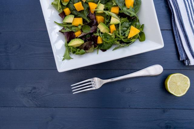 Mango v tomto salátu odvede dobrou práci,  ostatní méně výrazné suroviny doslova nakopne | foto: Profimedia
