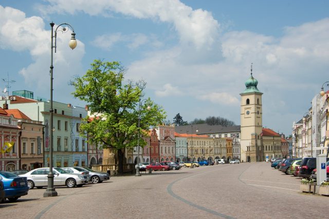 Smetanovo náměstí v Litomyšli slouží i jako parkoviště | foto: Profimedia