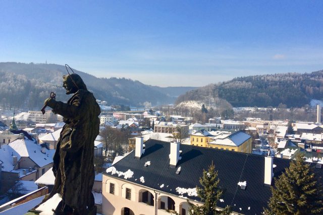 Pohled z kostela na okolní hory,  Andrlův Chlum,  faru pod kostelem a sochu sv. Petra | foto: Šárka Rusnáková,  Český rozhlas