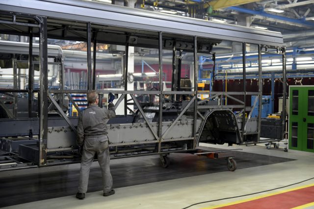 Výroba autobusů ve firmě Iveco | foto: Josef Vostárek,  ČTK