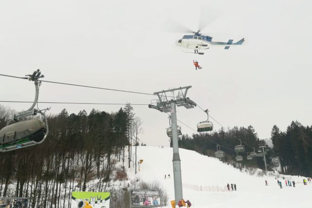 Ve ski areálu Buková hora právě záchranáři evakuují lyžaře za pomocí dvou vrtulníků | foto: Policie ČR