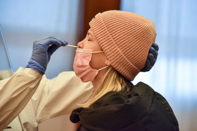 Žačka základní školy při odběru vzorku pro antigenní testování covid-19  (ilustrační foto) | foto: Profimedia